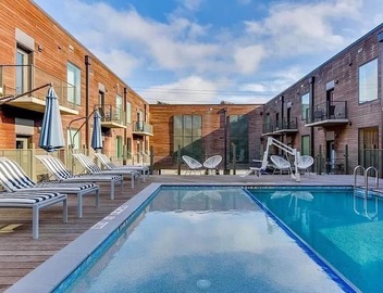 Prime East Downtown Studio w/pool, gym, laundry 5
