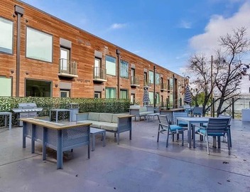 Prime East Downtown Studio w/pool, gym, laundry 2