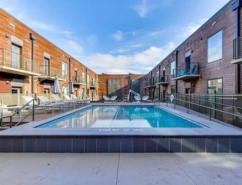 Prime East Downtown Studio w/pool, gym, laundry 4