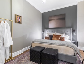 Gorgeous 3BR River North Condo - Free Parking 3