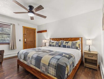 Cabin 17 - King Bed, New Kitchen & Bath 4