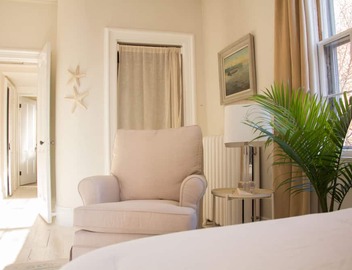 Charming West End Hideaway. Private Parking 5