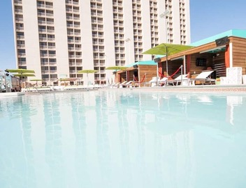 Convenient Las Vegas Stay! Superb Location, Free Parking, Onsite Swimming Pool! 3
