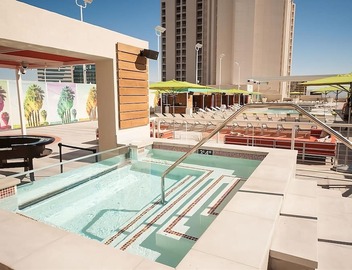 Convenient Las Vegas Stay! Superb Location, Free Parking, Onsite Swimming Pool! 4