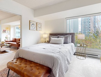 Luxury corner condo with city views, indoor pool & gym - 1 block from Pike Place 2