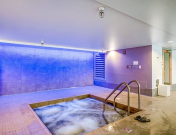 Luxury corner condo with city views, indoor pool & gym - 1 block from Pike Place 3