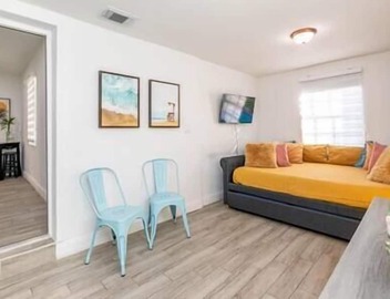 Cool Mini-Studio. 3mi to Airport. 11mi to Beach 4