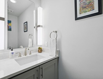 BRAND NEW LISTING The Green Suite-w/garage parking & near French Qtr 2