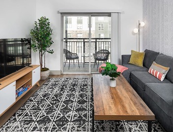 Urban Retreat | Free WiFi+Parking, Walk to Stadium 4