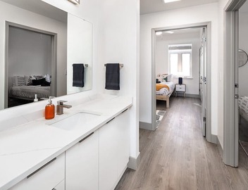 Urban Retreat | Free WiFi+Parking, Walk to Stadium 4