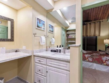 Updated Top floor 2 bedroom condo, Oceanfront, private beach, walkable area 4