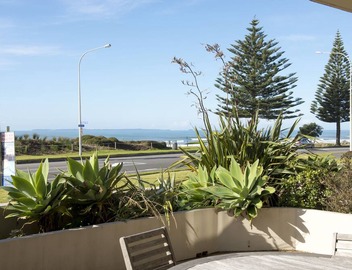 The Reef Beachfront Apartments 3