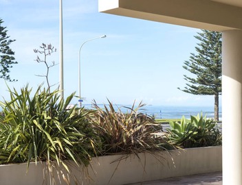 The Reef Beachfront Apartments 4