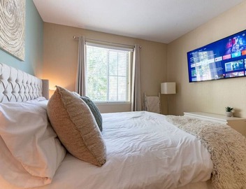 Luxury Modern Suite, King bed, Fast Wifi 5
