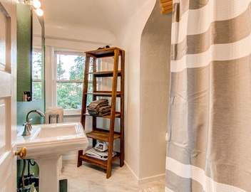Charming Carriage House in Capital Hill 4