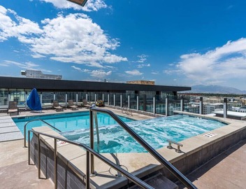 Downtown views! Amazing pool/gym/hottub Luxury apt 2