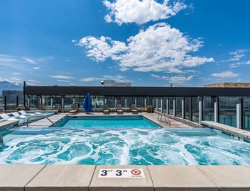 Downtown views! Amazing pool/gym/hottub Luxury apt 5
