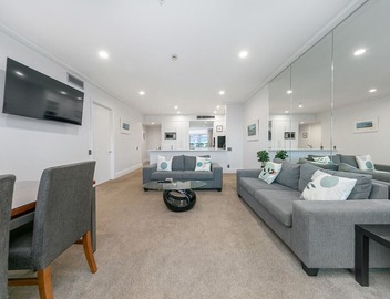 Sophisticated Spacious APT w/Stunning Harbour View 2