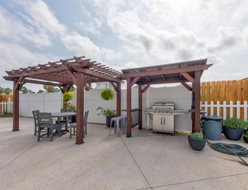 Dive In and Unwind: Pet-Friendly Living with Community Pools and Hot Tubs. 4