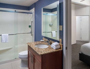 Modern Suites in the Heart of New Orleans! Outdoor Pool, Breakfast, Pet-friendly 3
