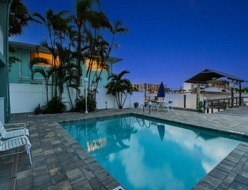 Enchanted Inn; 7 Private King Suites Sleeps 16! Waterfront, Pool, Fishing Dock, Boat Docks & Tiki Bar! 3