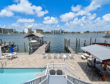 Enchanted Inn; 7 Private King Suites Sleeps 16! Waterfront, Pool, Fishing Dock, Boat Docks & Tiki Bar! 2