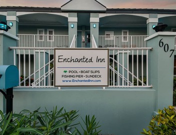 Enchanted Inn; 7 Private King Suites Sleeps 16! Waterfront, Pool, Fishing Dock, Boat Docks & Tiki Bar! 4