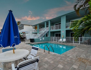 Enchanted Inn; 7 Private King Suites Sleeps 16! Waterfront, Pool, Fishing Dock, Boat Docks & Tiki Bar! 3