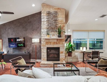 Stylish Retreat + Outdoor Oasis in Heart of Austin 2