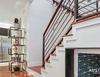 Stylish Retreat + Outdoor Oasis in Heart of Austin 3