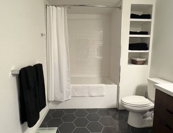 Stylish Miracle Mile Studio 2