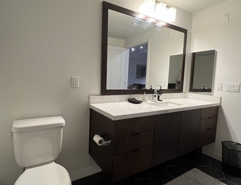Stylish Miracle Mile Studio 4