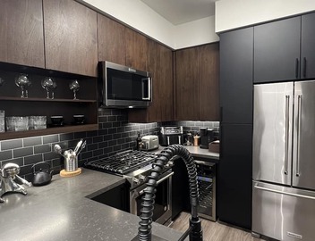 Stylish Miracle Mile Studio 5