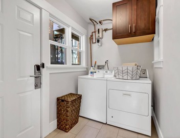 Arts District of Long Beach! Walking distance to the beach! 4