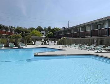 2 Comfortable Units! A quick drive away from Downtown Bellevue! Pets Allowed! 2