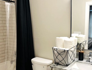 Cozy Nola Stay, centrally located to everything New Orleans has to offer! 5