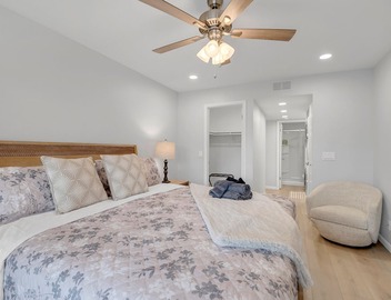 Luxury 2BR condo in Sedona's Village of Oak Creek with garden views. 2