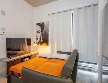 Elegant 1BR Retreat | Chic Stay in Old Port 3