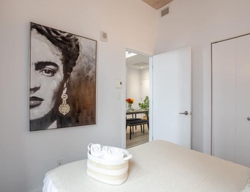 Elegant 1BR Retreat | Chic Stay in Old Port 5