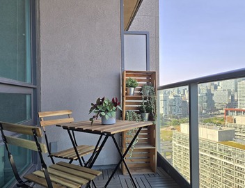 Watch planes takeoff from your balcony! 2+1 BD 2 BA w/pool, hot tub & parking 5