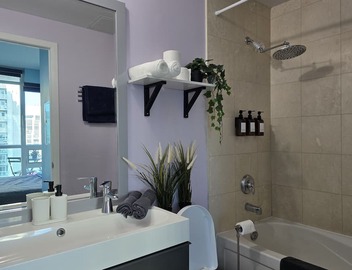 Watch planes takeoff from your balcony! 2+1 BD 2 BA w/pool, hot tub & parking 3