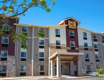 Relax and Cook in a Spacious Suite with Kitchen Near Austin Park and Route 66 4