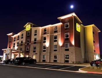 Relax and Cook in a Spacious Suite with Kitchen Near Austin Park and Route 66 4