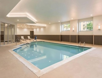 2 Double Queen Rooms + Sofa Beds, Outdoor Pool! Walk to Peace Center 5