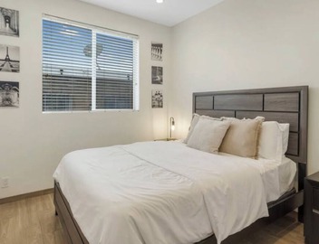 Comfy 2bed apartment with Private Balcony, Rooftop, & A/C near Griffith Park 2