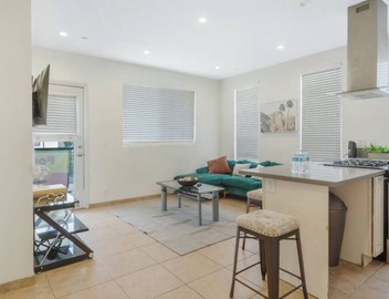 Comfy 2bed apartment with Private Balcony, Rooftop, & A/C near Griffith Park 2