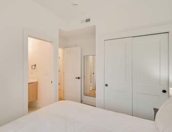 Near Biotechs & MIT: Cozy Condo w/Fireplace 3