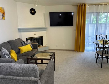 Cozy 1st Floor 1b/1b I Standing Desk I Free Parking I Private Patio I No Stairs 2