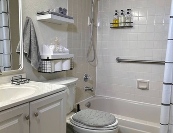 Cozy 1st Floor 1b/1b I Standing Desk I Free Parking I Private Patio I No Stairs 5