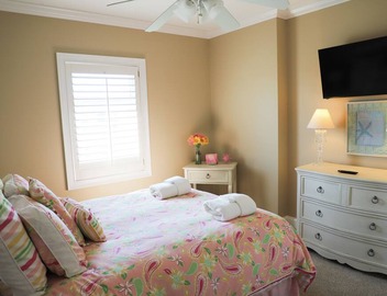 OCEANVIEW; 3-bedroom spacious, beautiful condo with free Wi-Fi & parking 2